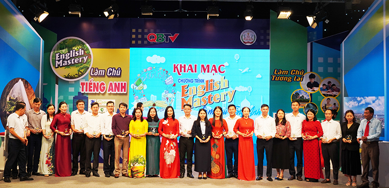 Đại diện lãnh đạo Báo và Đài PT-TH Quảng Bình và VNPT Quảng Bình trao cúp lưu niệm cho đại diện các trường THCS tham gia chương trình.