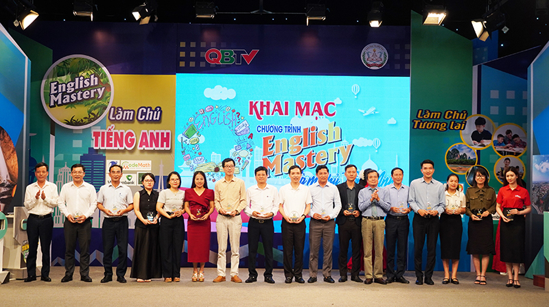 Đại diện lãnh đạo Báo và Đài PT-TH Quảng Bình trao cúp lưu niệm cho đại diện các nhà tài trợ.