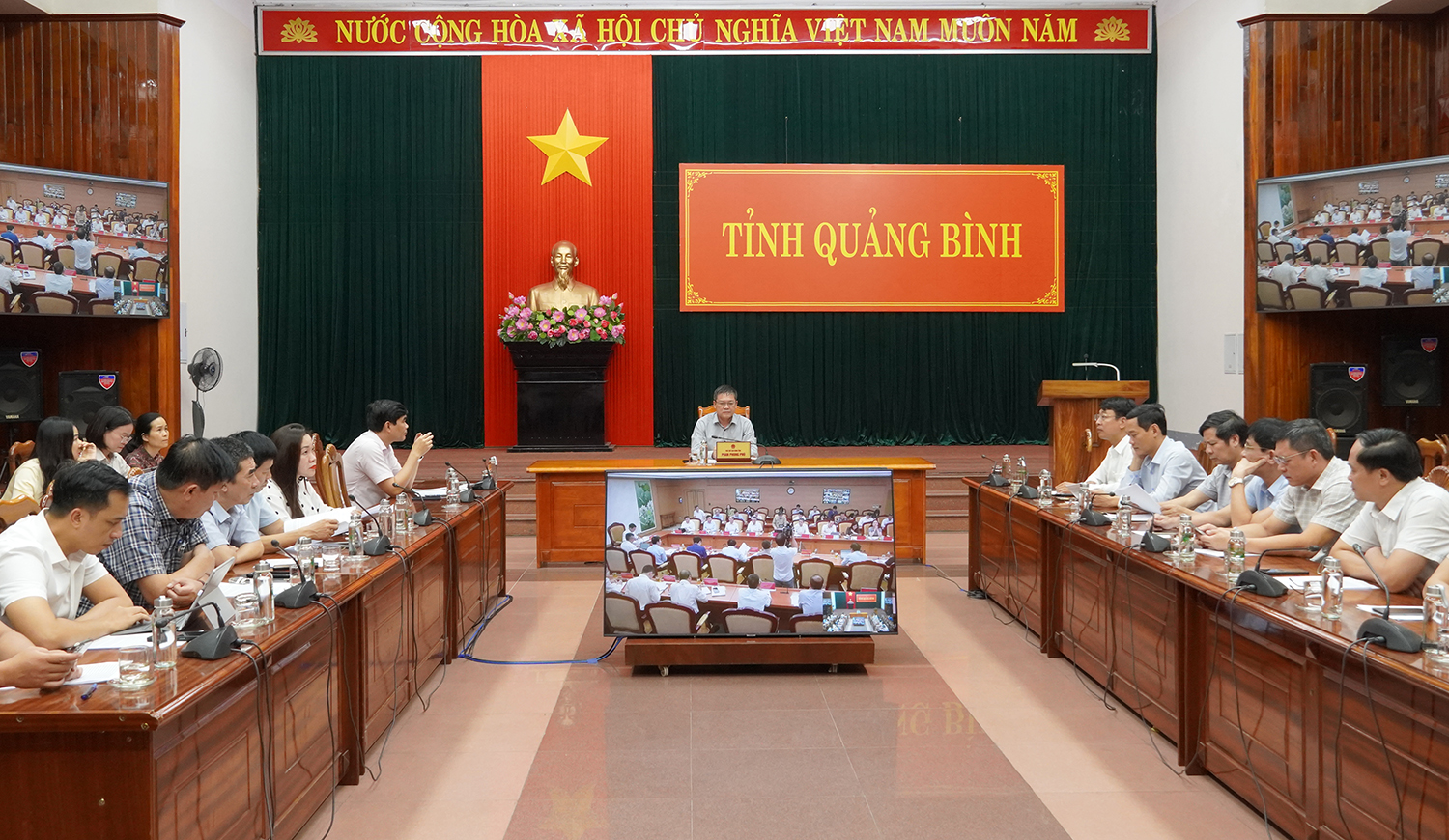  Đồng chí Phan Phong Phú, Phó Chủ tịch UBND tỉnh chủ trì hội nghị tại điểm cầu tỉnh Quảng Bình.
