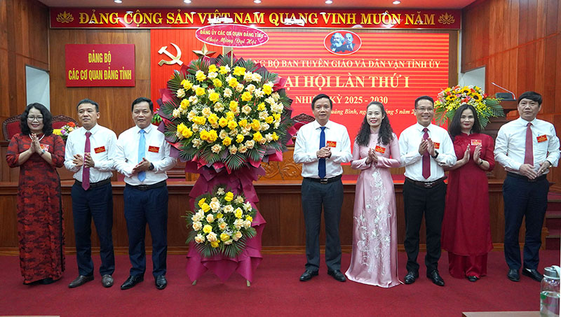Đồng chí Phạm Tiến Nam, Tỉnh ủy viên, Phó Bí thư Đảng ủy các cơ quan Đảng tỉnh tặng hoa chúc mừng Đại hội