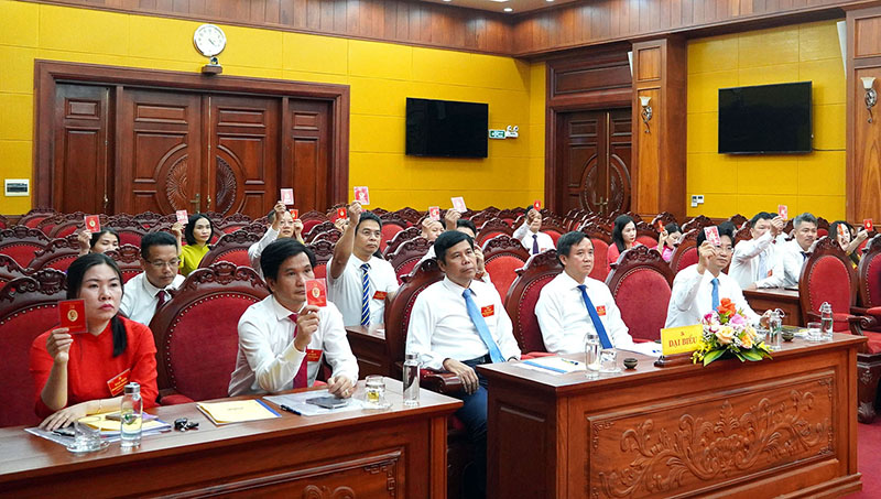 Đại biểu biểu quyết thông qua các báo cáo, nghị quyết