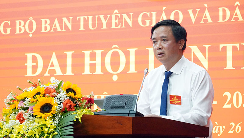 Đồng chí Phạm Tiến Nam, Tỉnh ủy viên, Phó Bí thư Đảng ủy các cơ quan Đảng tỉnh phát biểu chỉ đạo tại đại hội