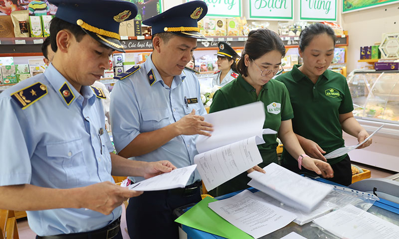Kiểm tra các loại giấy tờ liên quan đến xuất xứ, tính pháp lý của các loại hàng hóa tại An Nông Farm cơ sở 1.