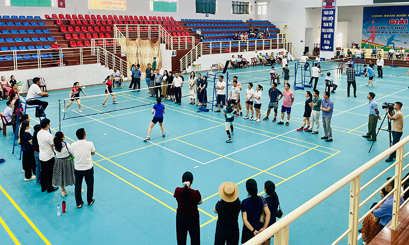 Giải cầu lông công chức, viên chức, người lao động năm 2025 thu hút 136 vận động viên tham gia.