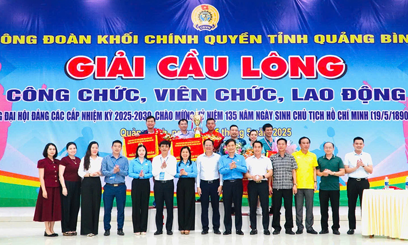 Ban tổ chức trao các giải nhất, nhì, ba toàn đoàn cho các đơn vị.