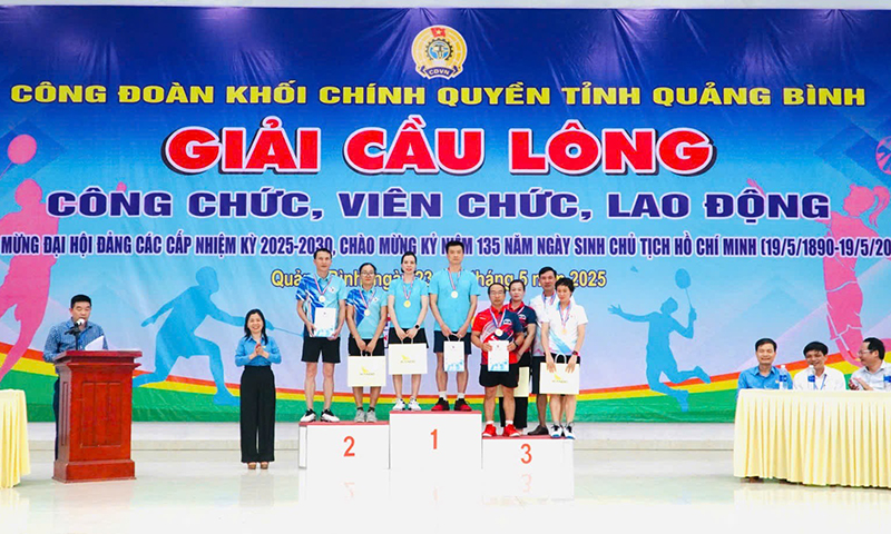 Ban tổ chức trao các giải nhất, nhì, ba toàn đoàn cho các đơn vị.