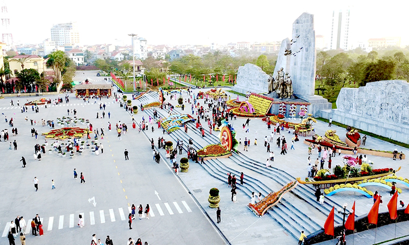 Quảng trường Hồ Chí Minh tại TP. Đồng Hới, nơi ghi dấu ấn 68 năm trước Bác Hồ vào thăm Quảng Bình, Vĩnh Linh.