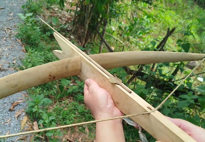 Nỏ và tên của được chế tác từ đôi bàn tay của Hồ My.