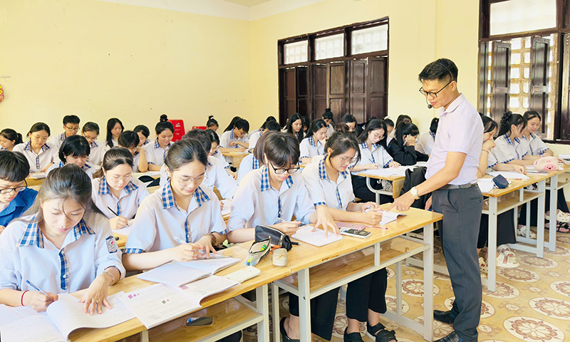 Các trường THPT đang gấp rút vừa học theo chương trình vừa ôn tập kiến thức cho học sinh lớp 12 để thi tốt nghiệp.
