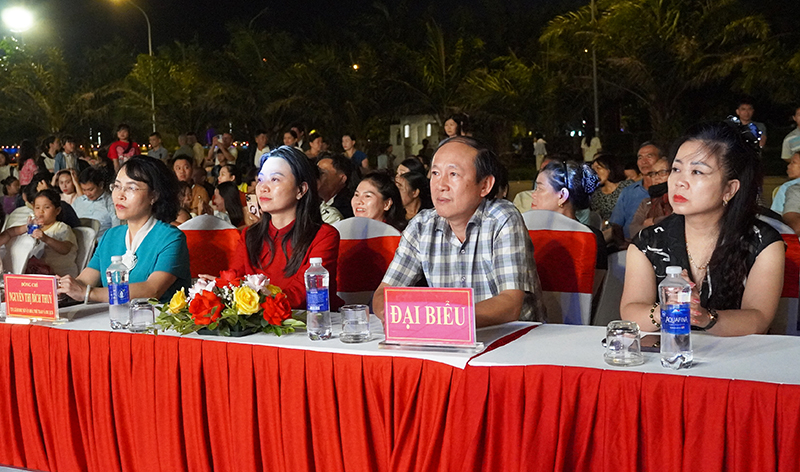 Các đại biểu tham dự liên hoan.