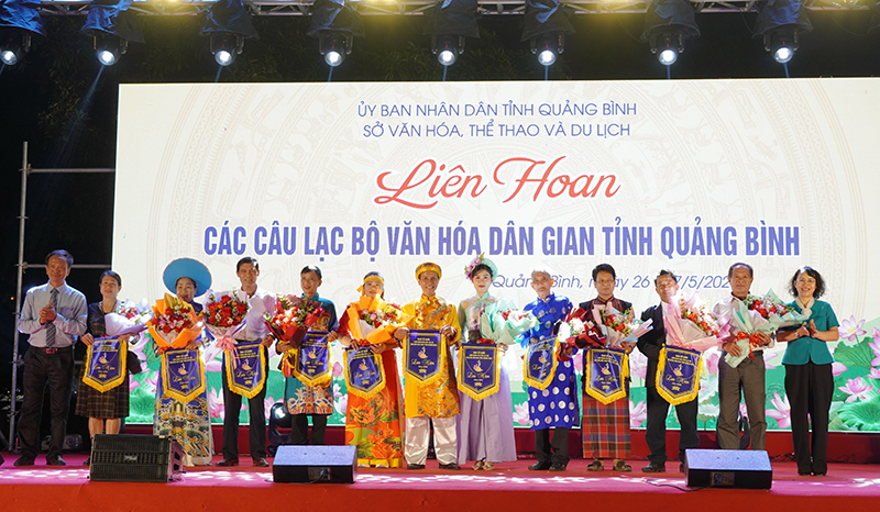 Đại diện lãnh đạo Sở Văn hóa-Thể thao và Du lịch tặng hoa và cờ lưu niệm cho các CLB tham gia liên hoan.