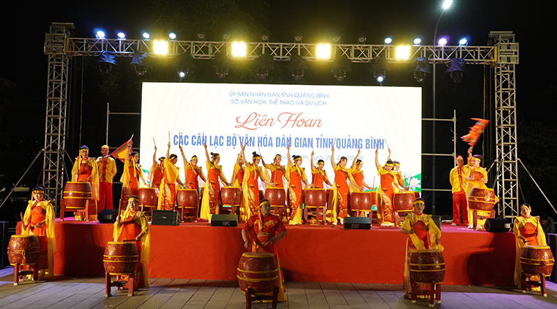 Màn trống hội của CLB Văn hóa dân gian xã Nhân Trạch (Bố Trạch) mở đầu lễ khai mạc.