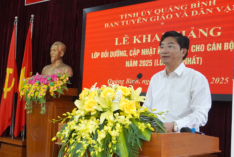 Đồng chí Trưởng ban Tuyên giáo và Dân vận Tỉnh ủy Trương An Ninh phát biểu khai mạc lớp bồi dưỡng.