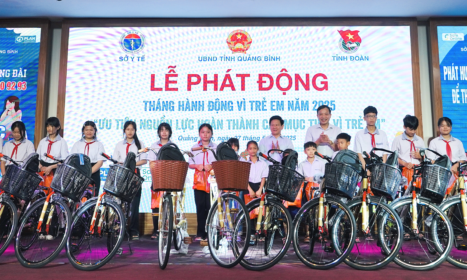 Đồng chí Phó Chủ tịch HĐND tỉnh Lê Vĩnh Thế và đại diện lãnh đạo một số sở, ngành trao quà cho trẻ em hoàn cảnh khó khăn trên địa bàn tỉnh.