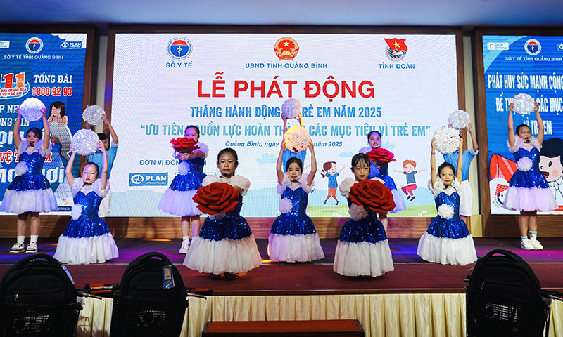 Tiết mục văn nghệ chào mừng lễ phát động.