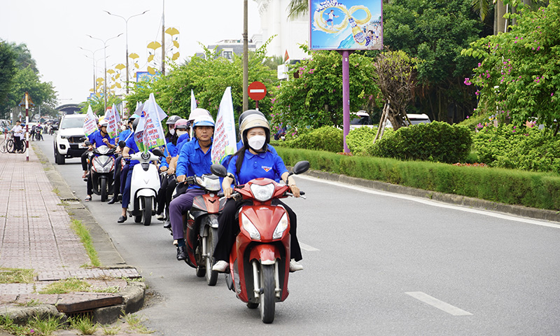 Đông đảo đoàn viên, thanh niên tham gia diễu hành cổ động hưởng ứng Tháng hành động vì trẻ em năm 2025.