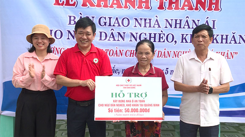 Trao tiền hỗ trợ xây dựng, sửa chữa nhà ở cho hộ ngư dân nghèo.