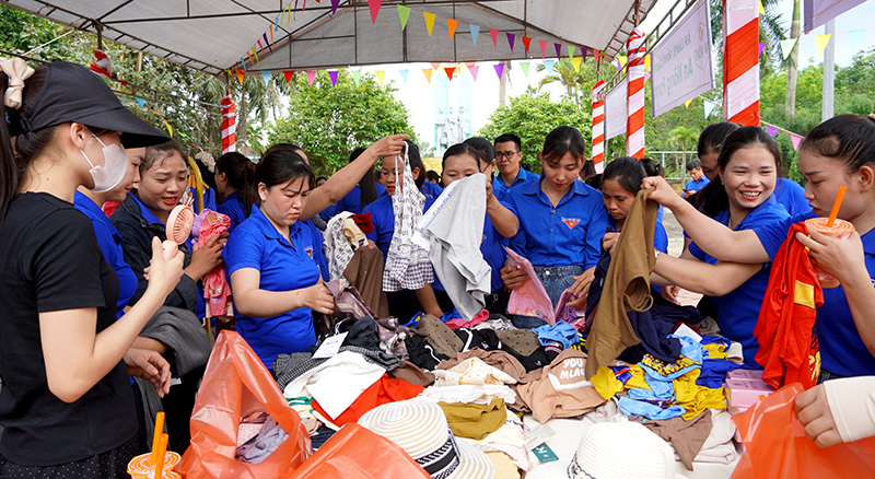 Thanh niên công nhân tham quan mua sắm tại các gian hàng được trợ giá.
