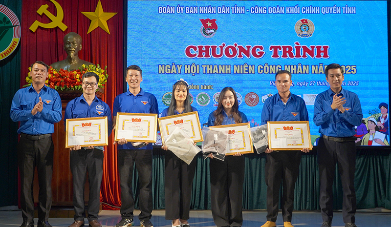 Đại diện lãnh đạo Tỉnh đoàn và Đoàn UBND tỉnh tuyên dương các thanh niên công nhân tiêu biểu.