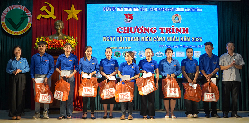 Đại diện các đơn vị tặng quà cho thanh niên công nhân có hoàn cảnh khó khăn.
