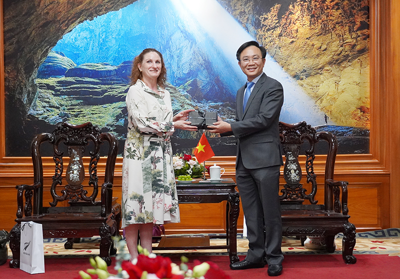 Đồng chí Phó Chủ tịch UBND tỉnh Hoàng Xuân Tân đã tặng quà cho Đại sứ Caroline Beresford.