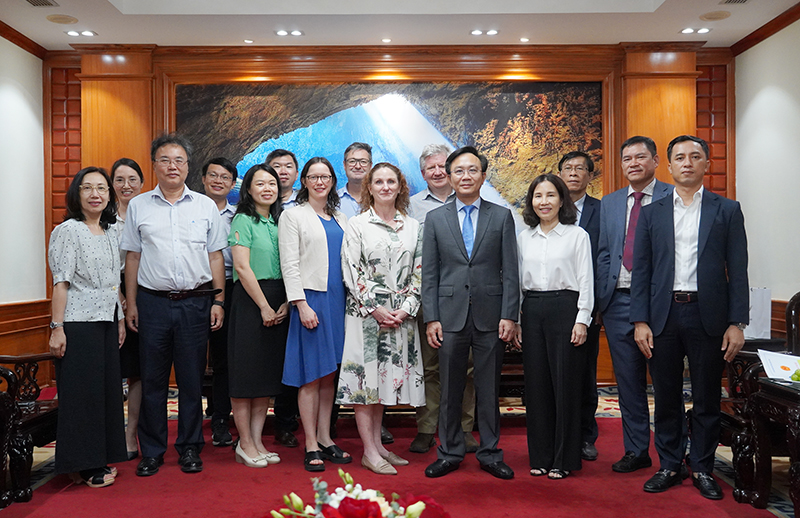 Các đại biểu chụp ảnh lưu niệm.