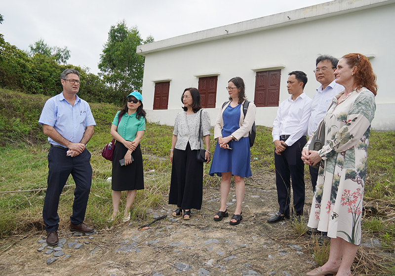 Đoàn Đại sứ quán Niu Di-Lân đã đi thT của Tập đoàn Năng lượng tái tạo AMI AC tại huyện Quảng Ninh và hồ chứa, đập Phú Vinh tại thành phố Đồng Hới.