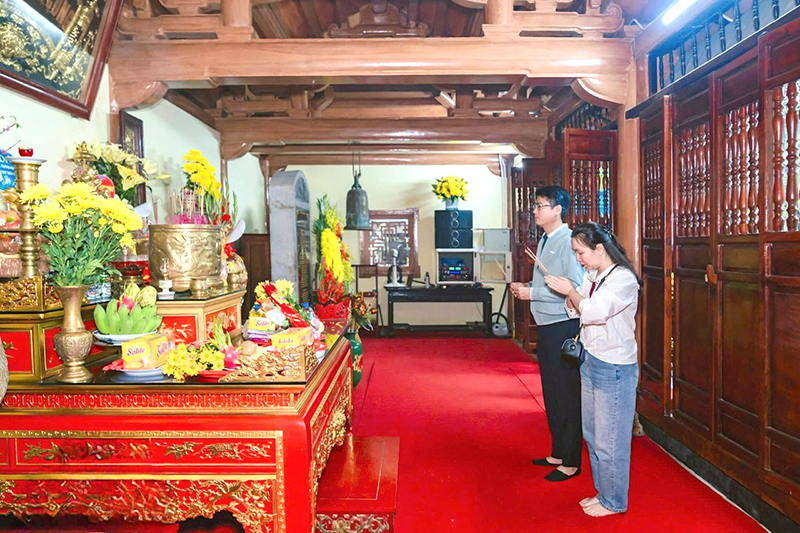 La gente vino a presentar sus respetos y ofrecer incienso en el Templo Conmemorativo de los heroicos mártires de la Ruta 20 - Quyet Thang.