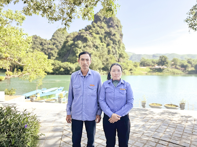 Anh Tạ Minh Tâm và chị Nguyễn Thị Hằng đã tạo ấn tượng tốt trong lòng du khách khi nhặt được của rơi tìm người trả lại.