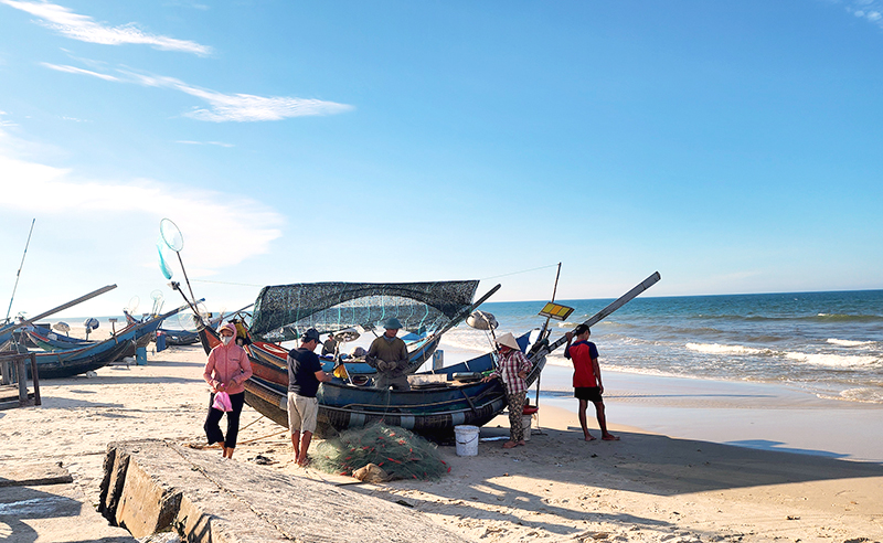 Người dân giữa hai thôn Tây Thôn (xã Ngư Thủy), Mạch Nước (xã Vĩnh Thái) “chung biển, chung trời”.