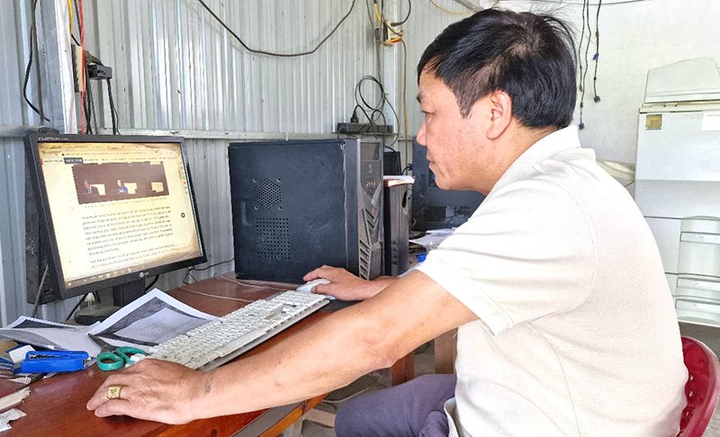 Ông Đinh Phú Cường thường xuyên lên mạng cập nhật, theo dõi nội dung, phương thức để vận động, hướng dẫn bà con nhân dân tham gia góp ý kiến bổ sung, sửa đổi Hiến pháp 2013.