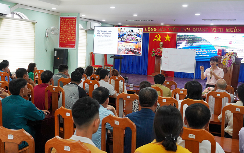 Các chuyên gia từ Đại học Thủy lợi truyền đạt những kiến thức về an toàn hồ đập tại lớp tập huấn.