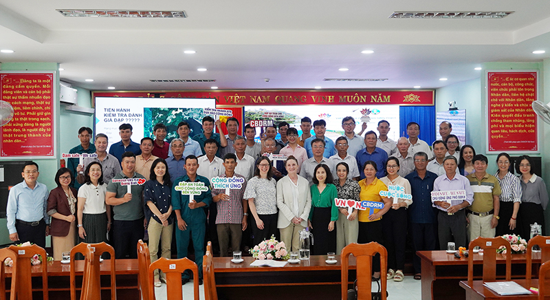 Đoàn Đại sứ quán Niu Di-lân tại Việt Nam chụp ảnh lưu niệm cùng các học viên lớp tập huấn.