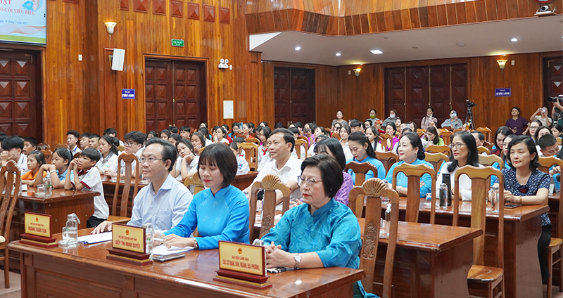 Các đại biểu tham dự tại buổi gặp mặt.