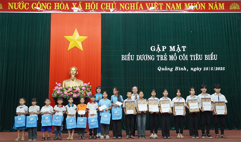 Đồng chí Phó Chủ tịch UBND tỉnh Hoàng Xuân Tân và Chủ tịch Hội LHPN tỉnh Diệp Minh Quyết tặng quà, biểu dương những trẻ mồ côi tiêu biểu.
