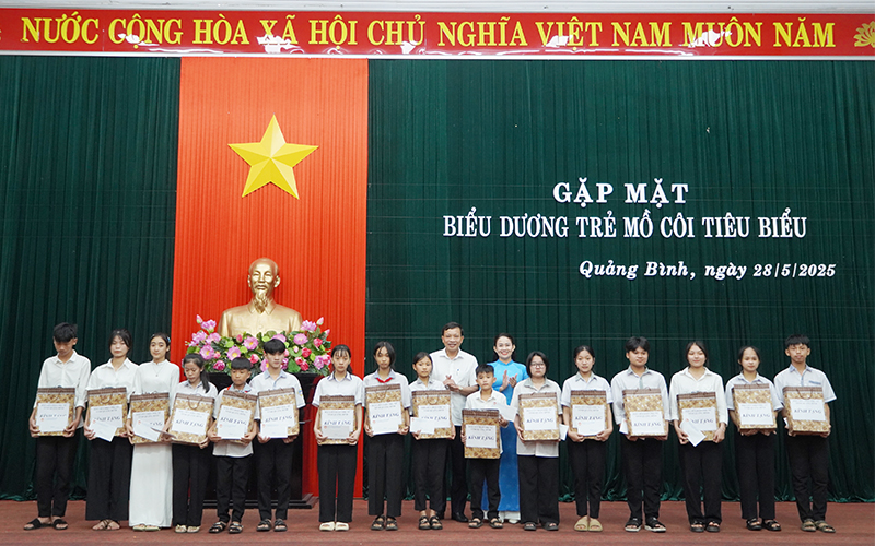 Đại diện lãnh đạo Ủy ban MTTQVN  tỉnh, Ban Tuyên giáo và Dân vận Tỉnh ủy tặng quà biểu dương trẻ mồ côi tiêu biểu.