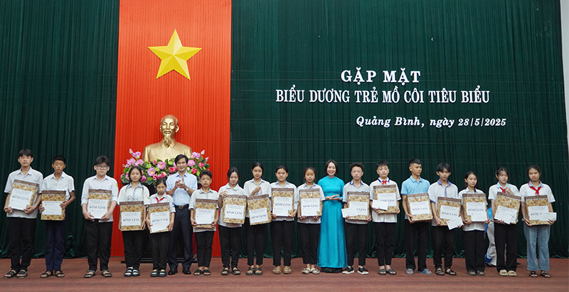 Đại diện lãnh đạo Ủy ban MTTQVN tỉnh, Ban Tuyên giáo và Dân vận Tỉnh ủy tặng quà biểu dương trẻ mồ côi tiêu biểu.