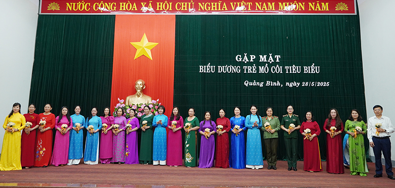 Đồng chí Chủ tịch Hội LHPN tỉnh Diệp Minh Quyết tặng hoa cho các mẹ đỡ đầu tiêu biểu.