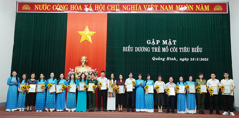 Chủ tịch Hội LHPN tỉnh Diệp Minh Quyết tặng hoa, giấy chứng nhận cho những mẹ đỡ đầu gián tiếp là các tổ chức, đơn vị, doanh nghiệp...