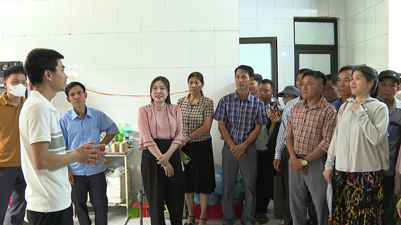 Các đại biểu và học viên tham quan các mô hình sản xuất, phát triển kinh tế tại xã Bảo Ninh.