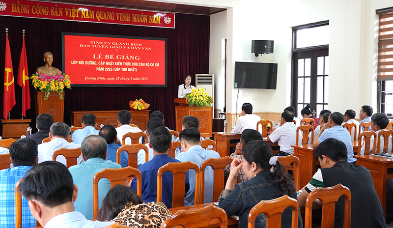 Quang cảnh lễ bế giảng.