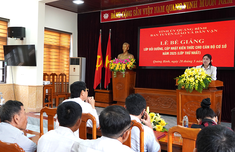 Đại diện lãnh đạo Ban Tuyên giáo và Dân vận Tỉnh ủy phát biểu bế giảng lớp bồi dưỡng.