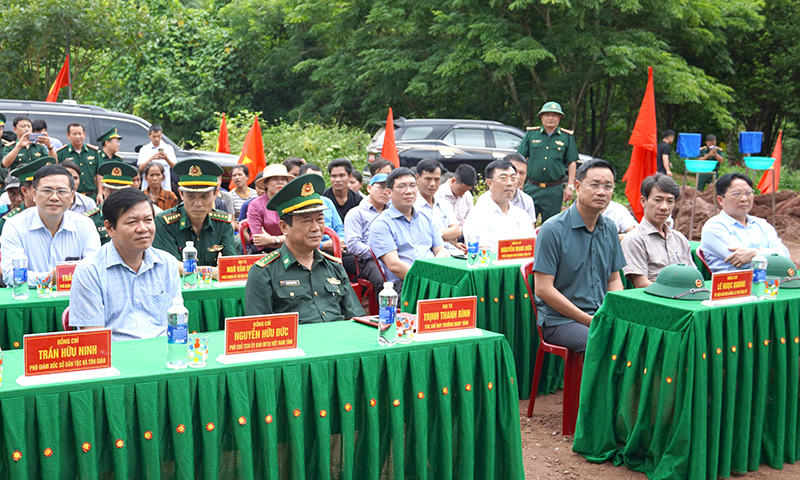 Các đại biểu tham dự lễ khởi công.