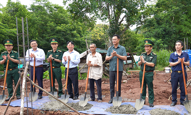 Đồng chí Bí thư Tỉnh ủy Lê Ngọc Quang và lãnh đạo các ban, ngành trao tặng 27 suất quà cho bà con bản Rìn Rìn, xã Trường Sơn (Quảng Ninh).