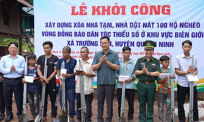 Đồng chí Bí thư Tỉnh ủy Lê Ngọc Quang và lãnh đạo các ban, ngành trao tặng 27 suất quà cho bà con bản Rìn Rìn, xã Trường Sơn (Quảng Ninh).