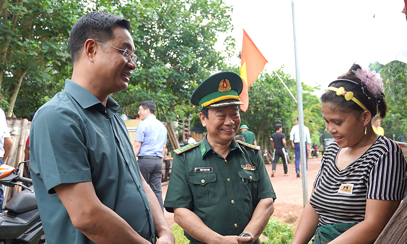 Đồng chí Bí thư Tỉnh ủy Lê Ngọc Quang thăm hỏi, động viên bà con bản Rìn Rìn, xã Trường Sơn (Quảng Ninh).