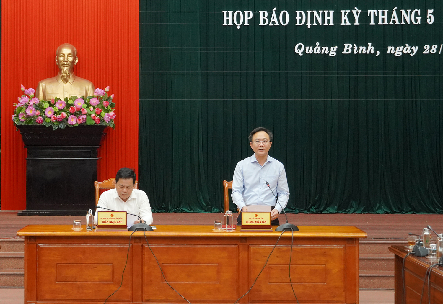 Đồng chí Hoàng Xuân Tân, Tỉnh ủy viên, Phó Chủ tịch UBND tỉnh chủ trì buổi họp báo.