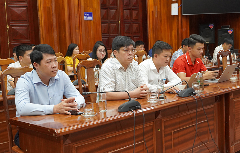 Các phóng viên, nhà báo tham dự buổi họp báo.