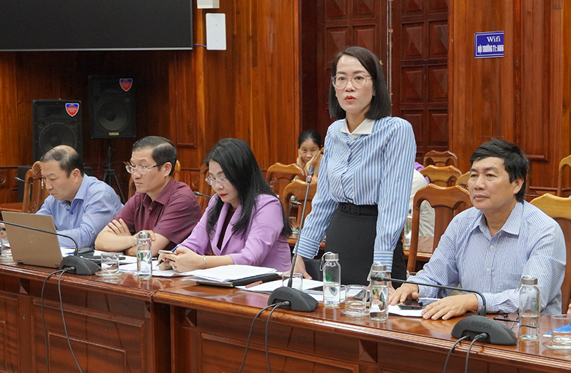 Đại diện lãnh đạo Sở Nội vụ giải đáp một số thắc mắc của phóng viên.