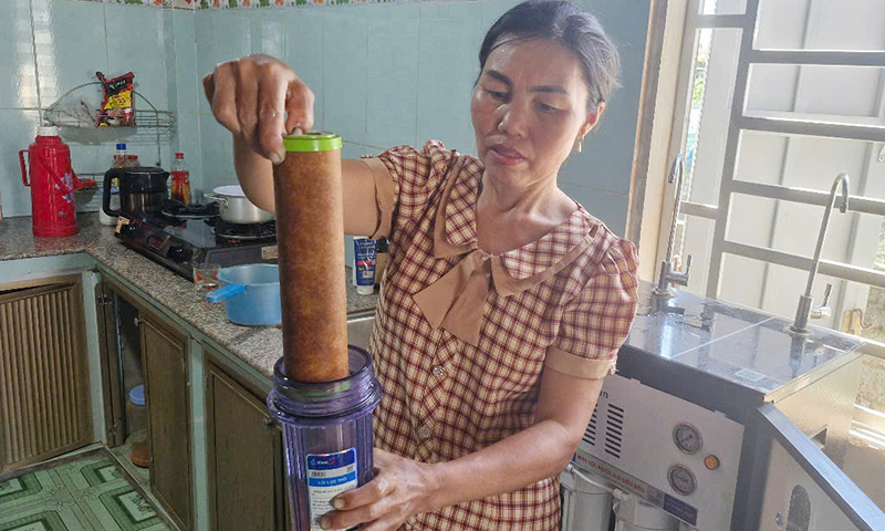 Hàng tuần, chị Hoàng Thị Tâm, thôn Mốc Định phải kiểm tra, thay lõi bình lọc nước của gia đình.